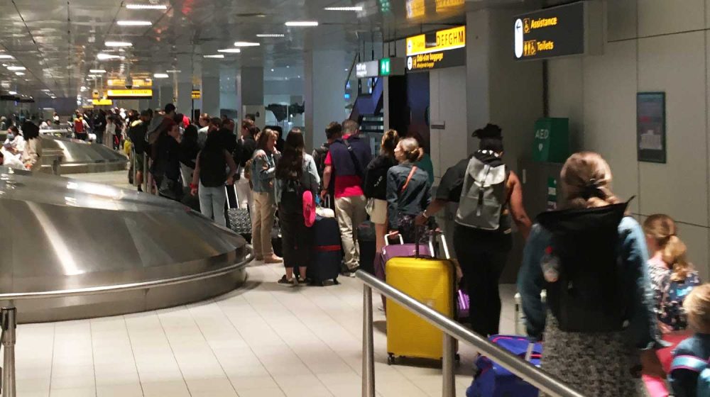 スキポール空港、朝4時。多数の列が構内を埋め尽くしていて、どの列がどのブースに続くのかわからない・・・